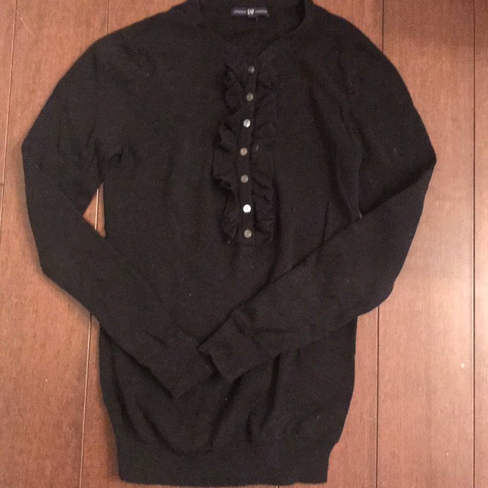 Black stretch gap sweater with button and ruffle